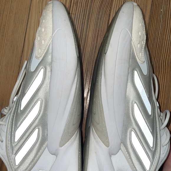Adidas Ozelia Sneaker - Picture 7 of 11